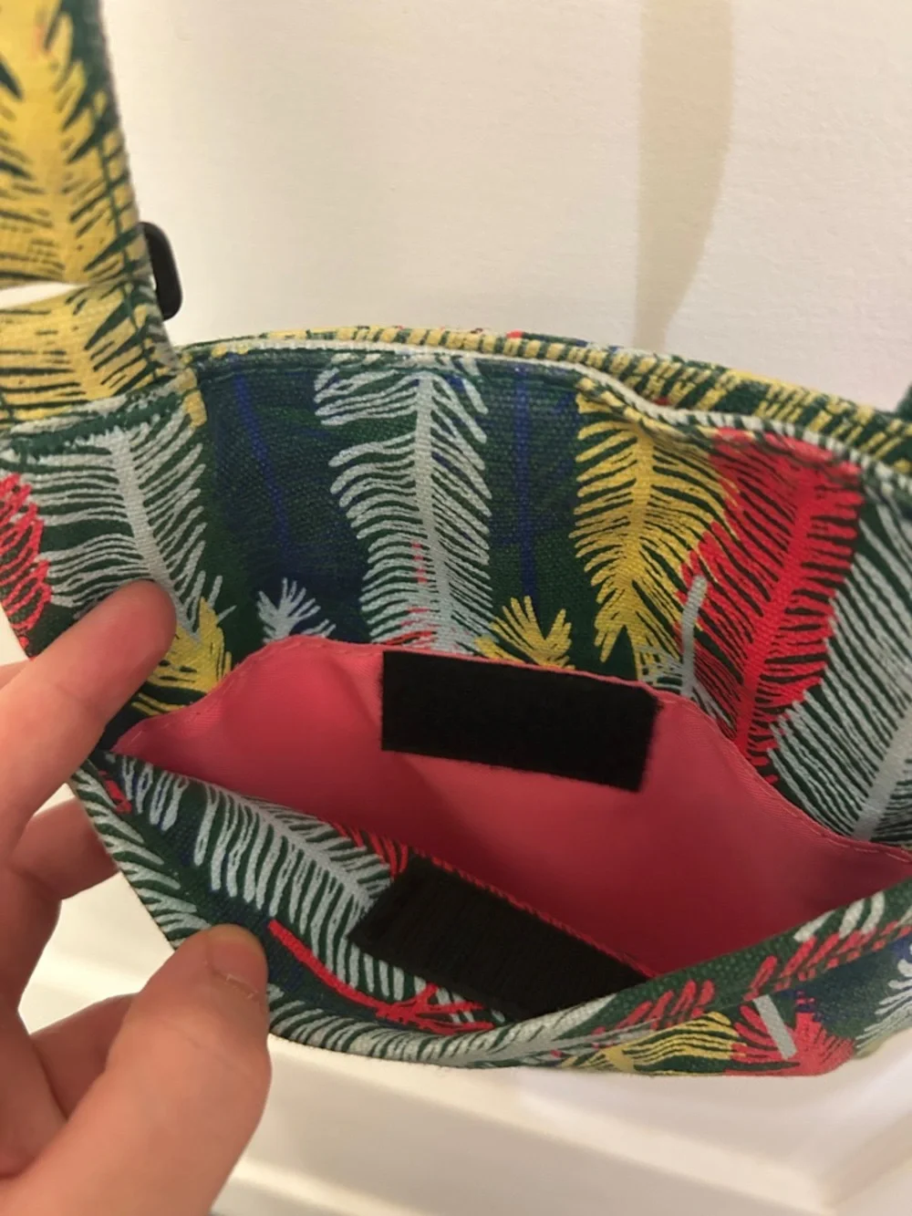🛍 2/$18 Kavu NWOT Multicolor Feather Crossbody Bag
